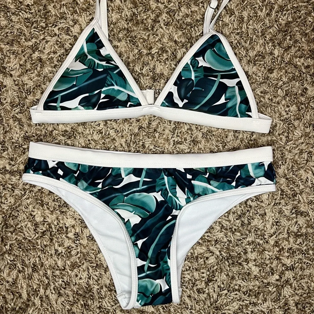 Bikini - Picture 1 of 4